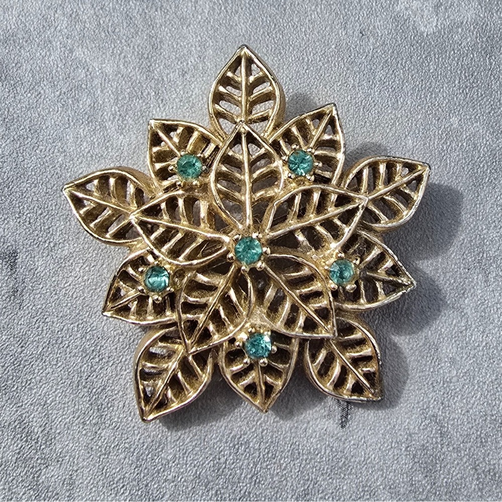 Vintage Gold Tone Openwork Leaf Floral Brooch Pin Blue/Green Rhinestones Flower